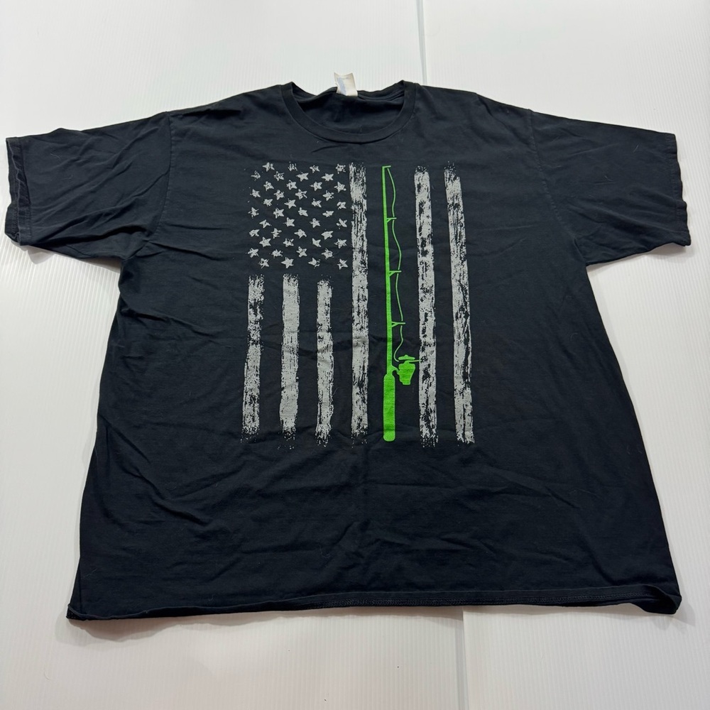 291. Men’s Black and Green fishing Short Sleeve Tee (2XL)
